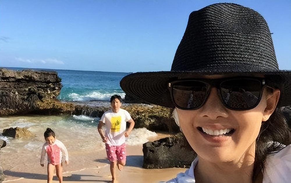 牛莉老公是谁(牛莉丈夫刘亚东,娶演员妻子婚后生下一女,一家三口和和美美)