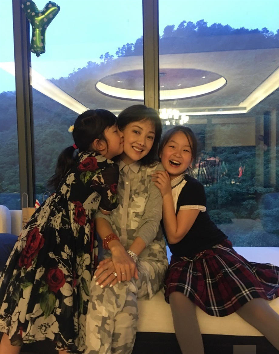 牛莉老公是谁(牛莉丈夫刘亚东,娶演员妻子婚后生下一女,一家三口和和美美)