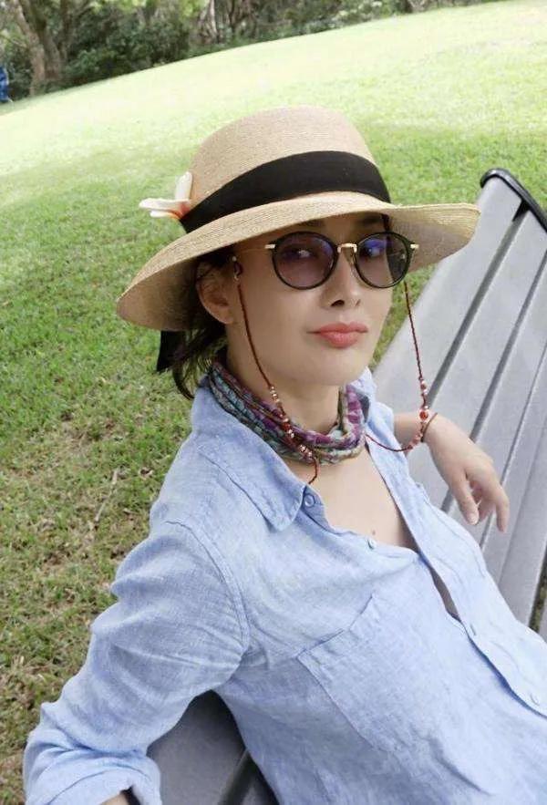 牛莉老公是谁(牛莉丈夫刘亚东,娶演员妻子婚后生下一女,一家三口和和美美)