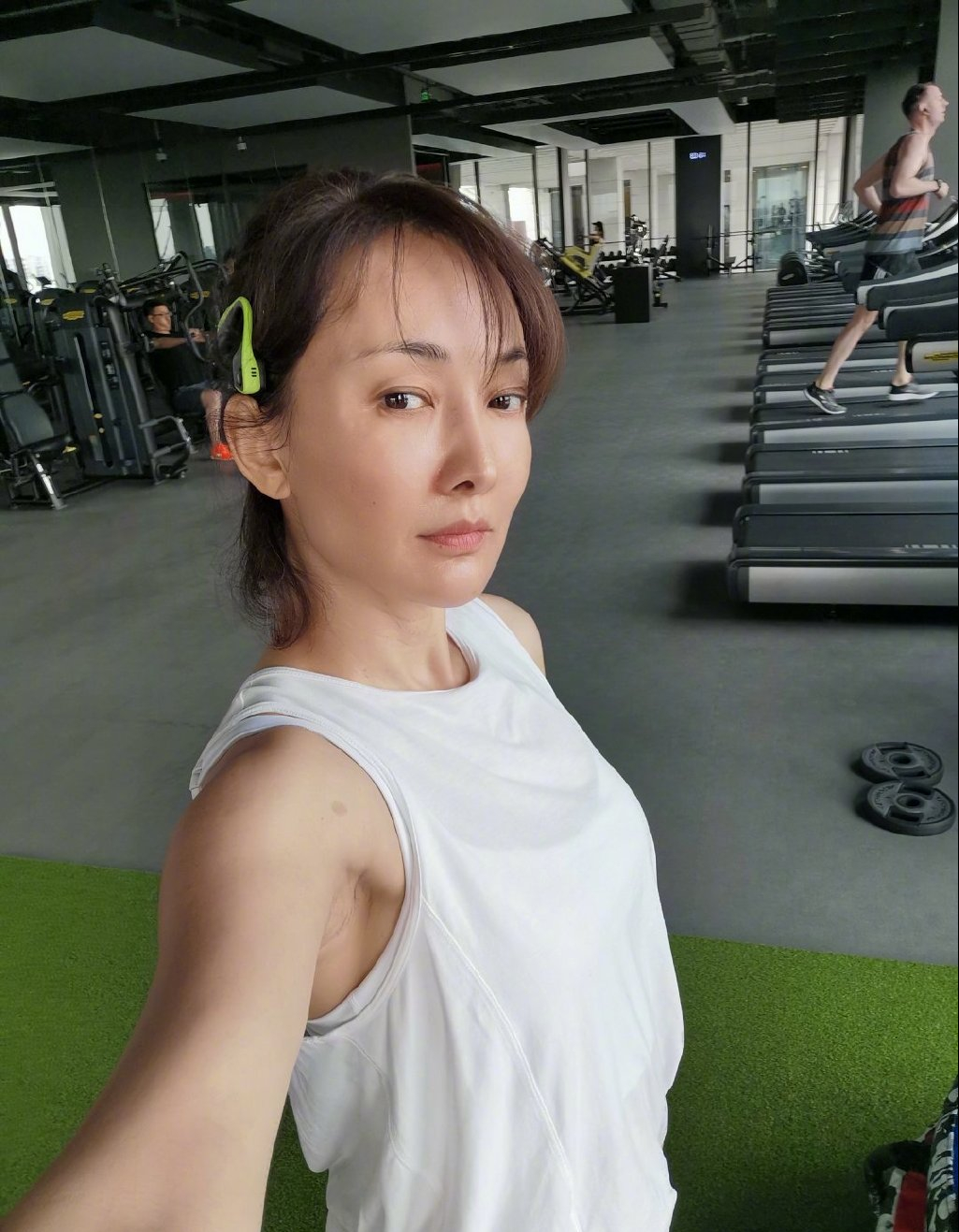 牛莉老公是谁(牛莉丈夫刘亚东,娶演员妻子婚后生下一女,一家三口和和美美)