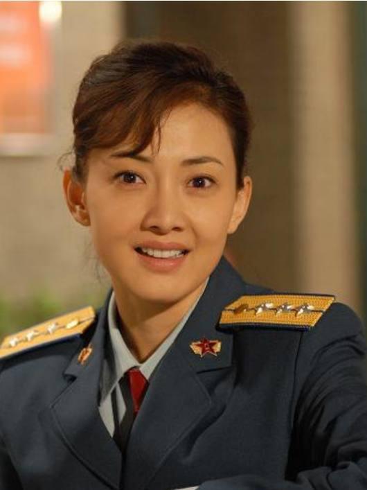 牛莉老公是谁(牛莉丈夫刘亚东,娶演员妻子婚后生下一女,一家三口和和美美)