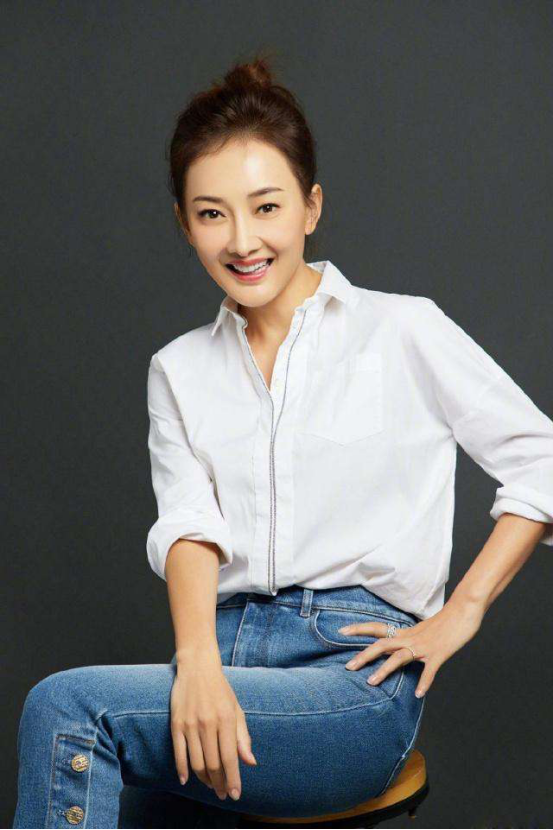 牛莉老公是谁(牛莉丈夫刘亚东,娶演员妻子婚后生下一女,一家三口和和美美)