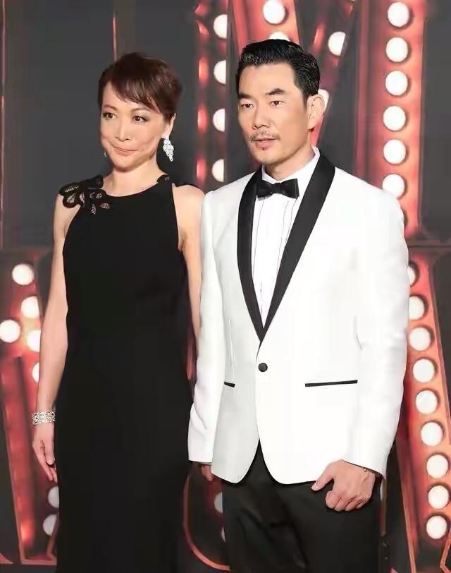 任贤齐老婆是谁(任贤齐和老婆真恩爱,手牵手同台亮相,穿成一黑一白看着好般配)