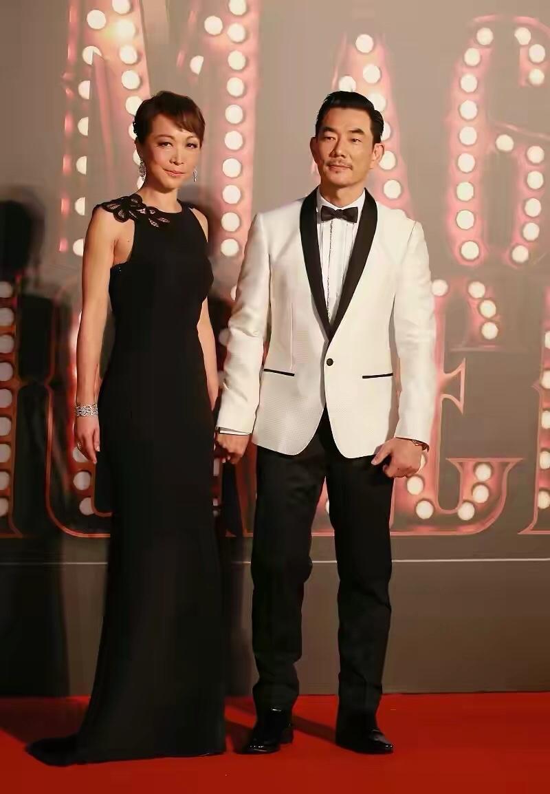 任贤齐老婆是谁(任贤齐和老婆真恩爱,手牵手同台亮相,穿成一黑一白看着好般配)