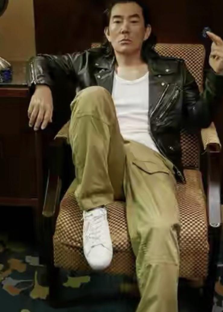 任贤齐老婆是谁(任贤齐和老婆真恩爱,手牵手同台亮相,穿成一黑一白看着好般配)