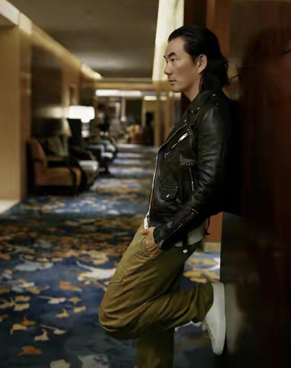 任贤齐老婆是谁(任贤齐和老婆真恩爱,手牵手同台亮相,穿成一黑一白看着好般配)