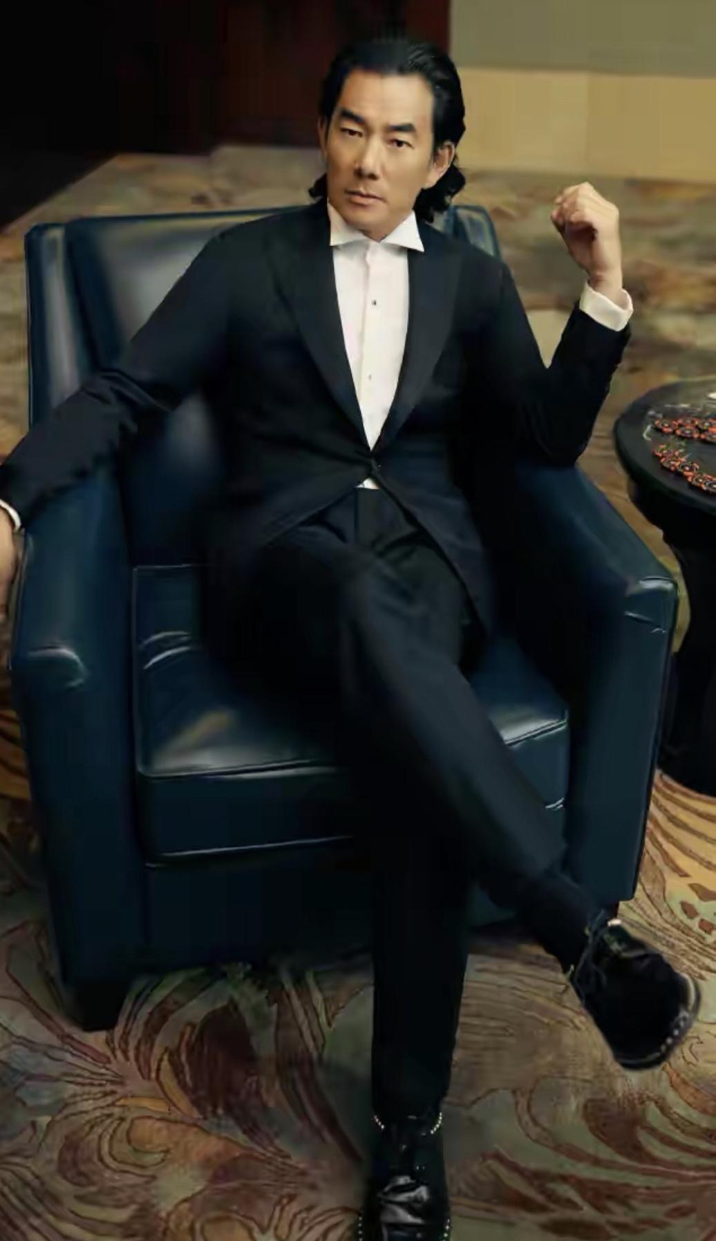 任贤齐老婆是谁(任贤齐和老婆真恩爱,手牵手同台亮相,穿成一黑一白看着好般配)