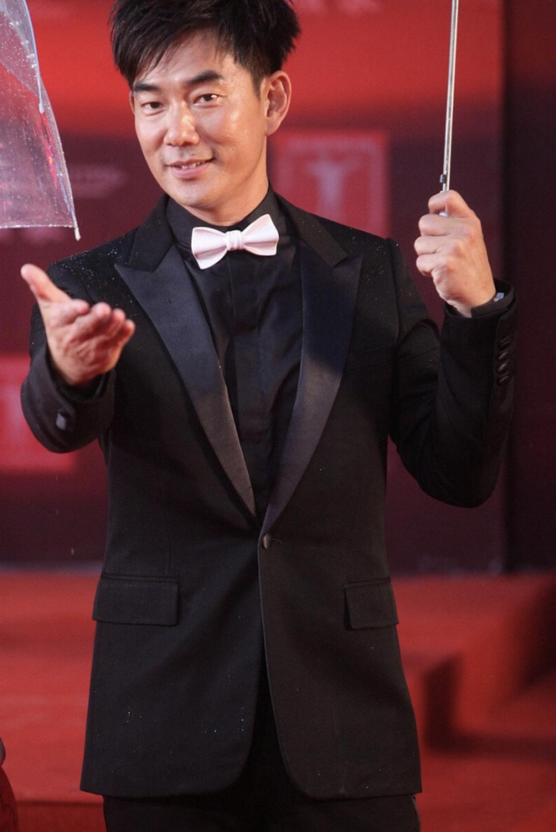 任贤齐老婆是谁(任贤齐和老婆真恩爱,手牵手同台亮相,穿成一黑一白看着好般配)