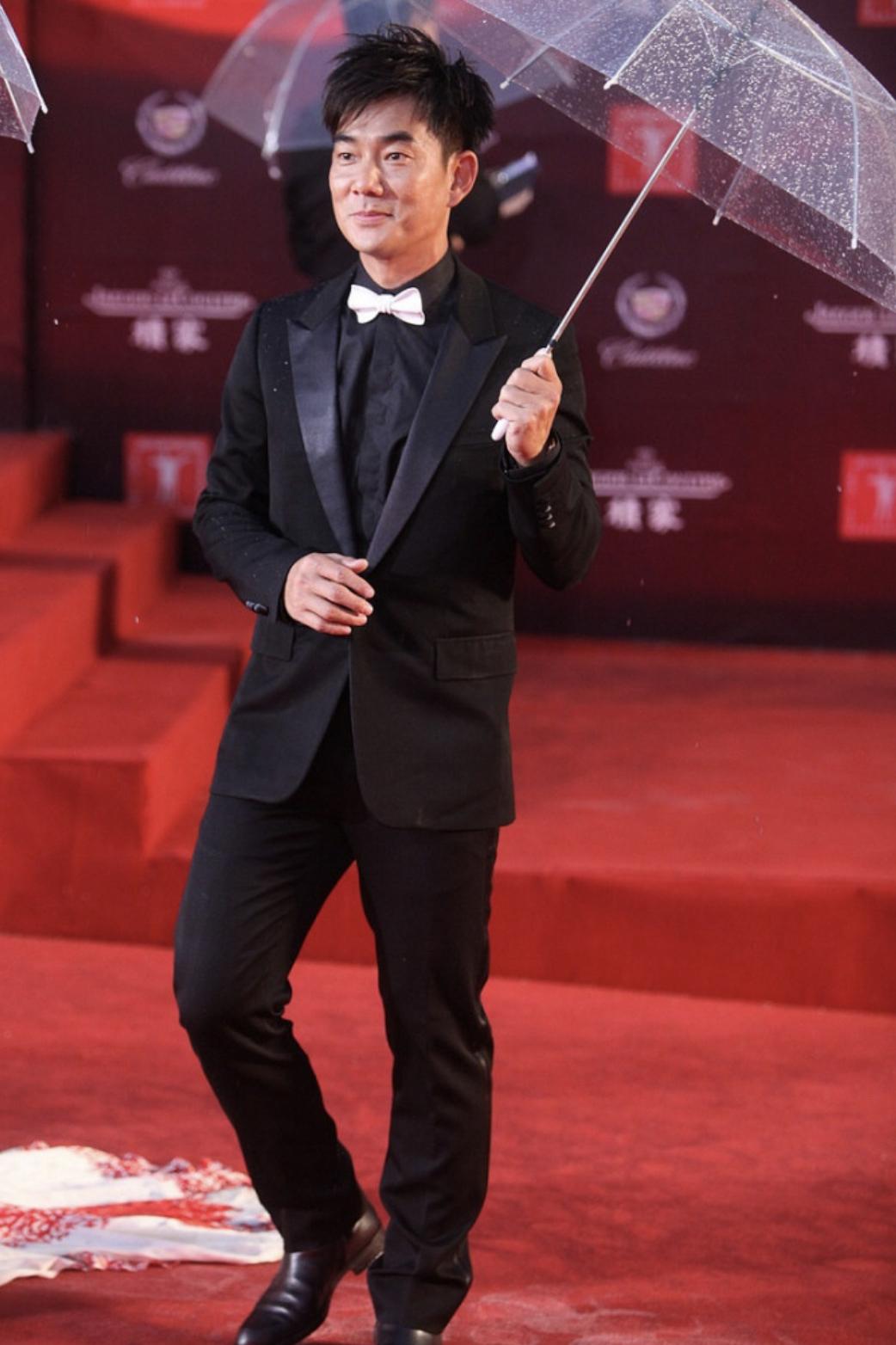 任贤齐老婆是谁(任贤齐和老婆真恩爱,手牵手同台亮相,穿成一黑一白看着好般配)