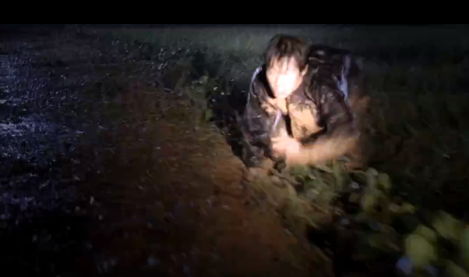 杀人回忆凶手是谁(《杀人回忆》的凶手究竟是谁?电影里其实已经说清楚了)