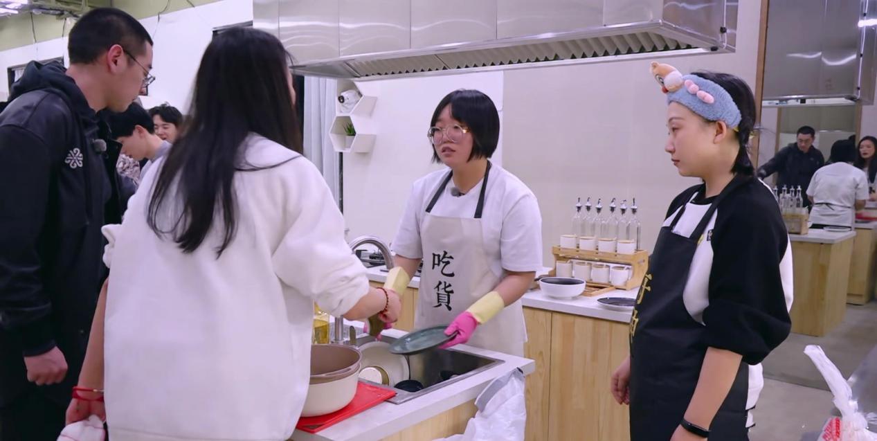 苏芒是谁(一天650的生活费还不够,苏芒她到底是何许人也?)