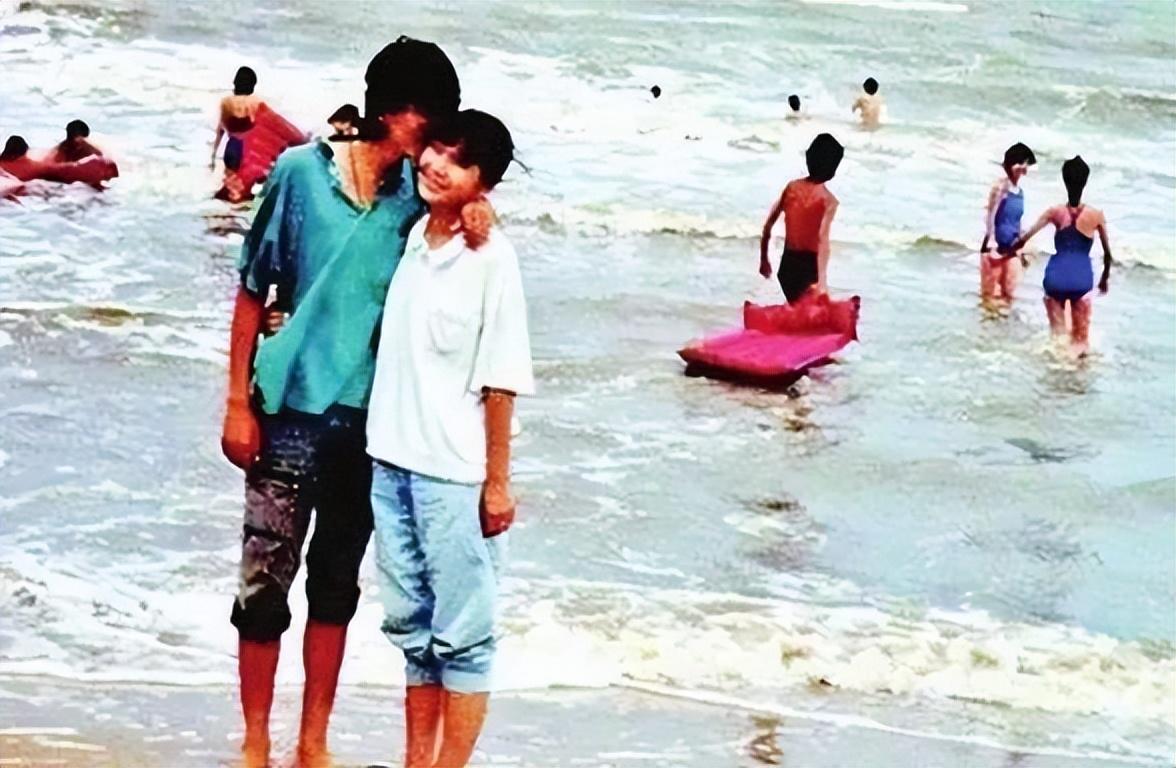 同桌的你是谁唱的(一首《同桌的你》让他赚了800万,为啥词曲作者高晓松只赚了800块)