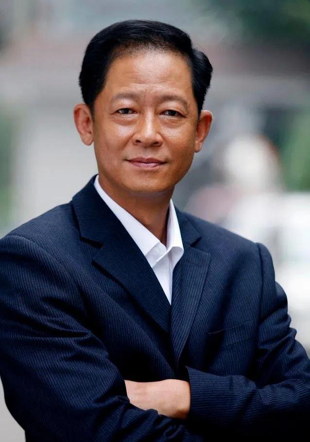 王志文的老婆是谁(王志文:娶富婆陈坚红,饭都是他做的,如今生活还好吗?)