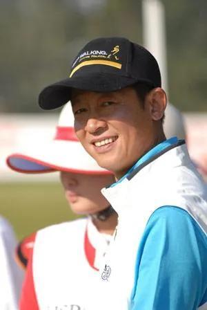 王志文的老婆是谁(王志文:娶富婆陈坚红,饭都是他做的,如今生活还好吗?)