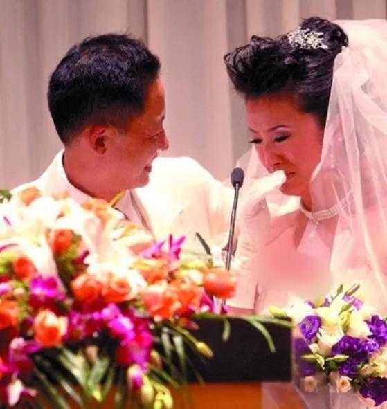 王志文的老婆是谁(王志文:娶富婆陈坚红,饭都是他做的,如今生活还好吗?)