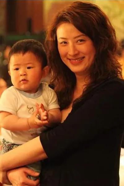 王志文的老婆是谁(王志文:娶富婆陈坚红,饭都是他做的,如今生活还好吗?)