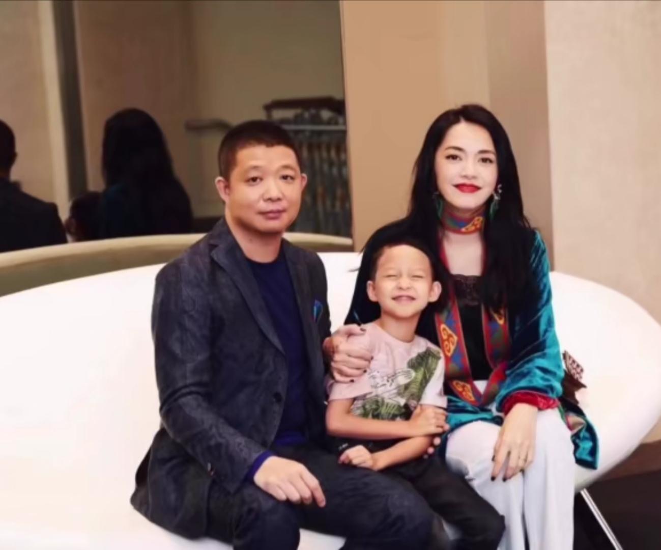 姚晨的老公是谁(姚晨为老公曹郁庆生深情相吻,夫妻多张恩爱私密照曝光)