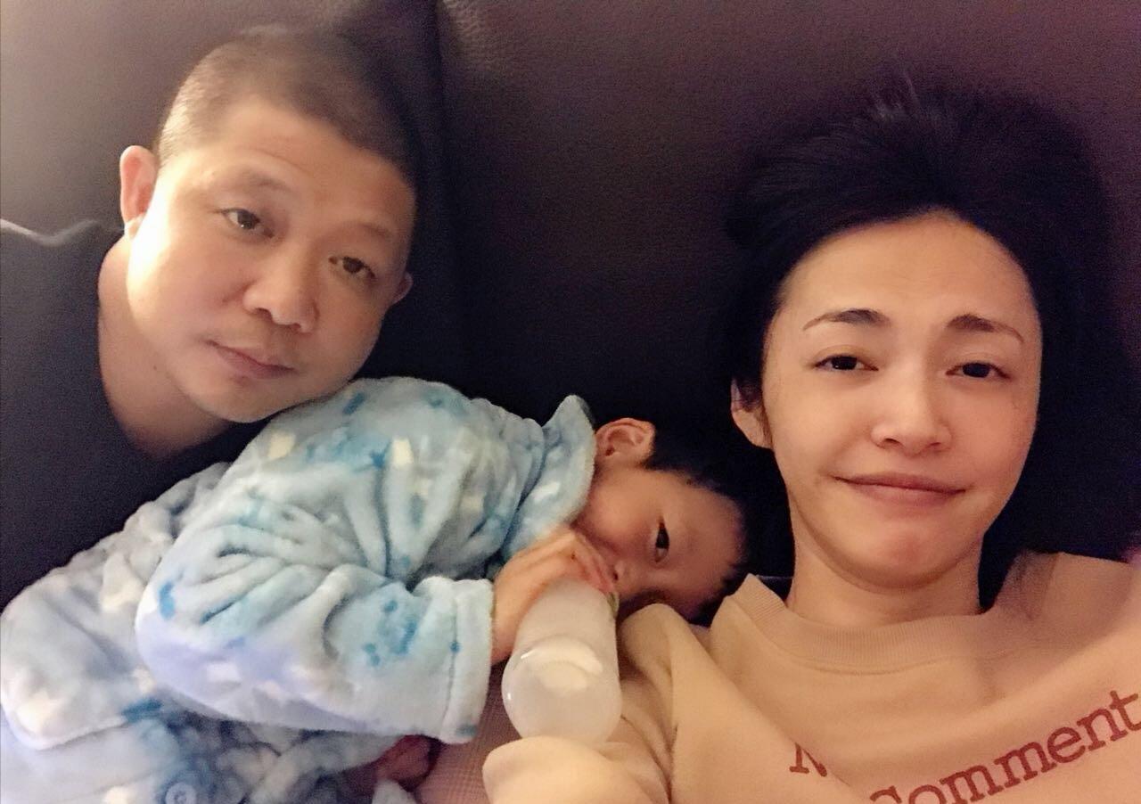 姚晨的老公是谁(姚晨为老公曹郁庆生深情相吻,夫妻多张恩爱私密照曝光)