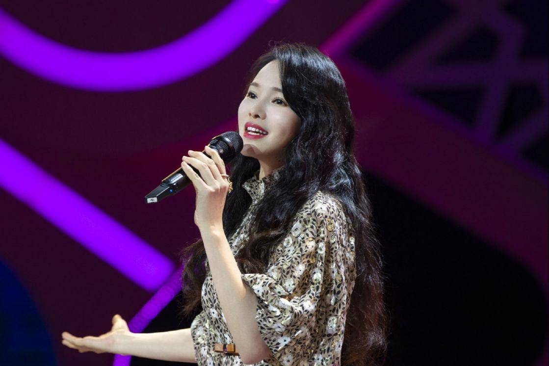 伊能静老公是谁(伊能静的两任老公:一个是天赋异禀的歌王,一个是厚积薄发的影帝)