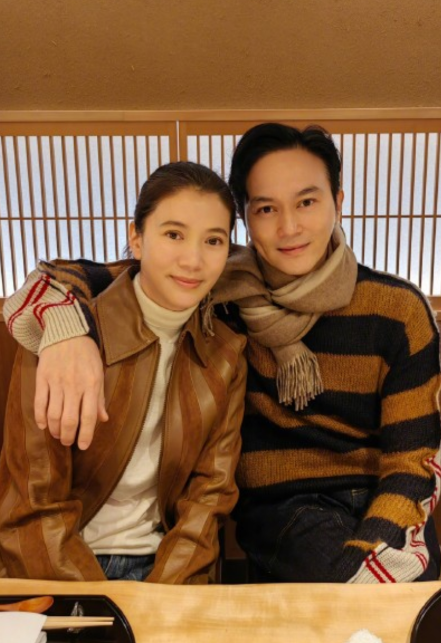 袁咏仪的老公是谁(张智霖庆结婚21周年，袁咏仪紧靠老公好甜蜜，好友蔡一智也现身)