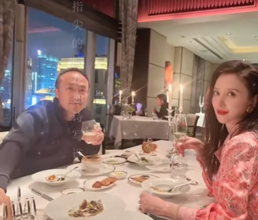 张萌的老公是谁(张萌与富豪老公过情人节,穿着泳衣长腿抢镜,男方送两大袋礼物)