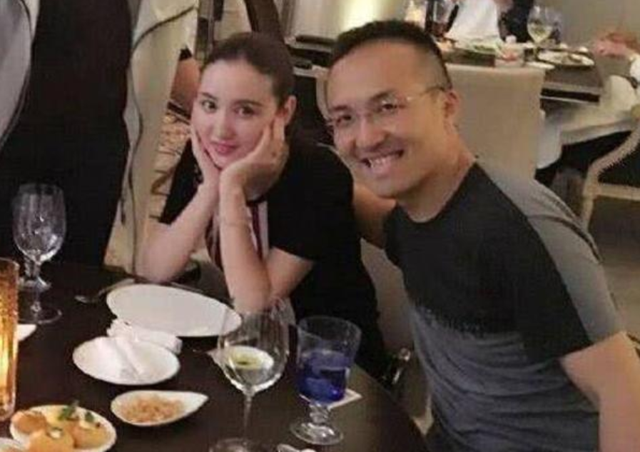 张萌的老公是谁(张萌与富豪老公过情人节,穿着泳衣长腿抢镜,男方送两大袋礼物)