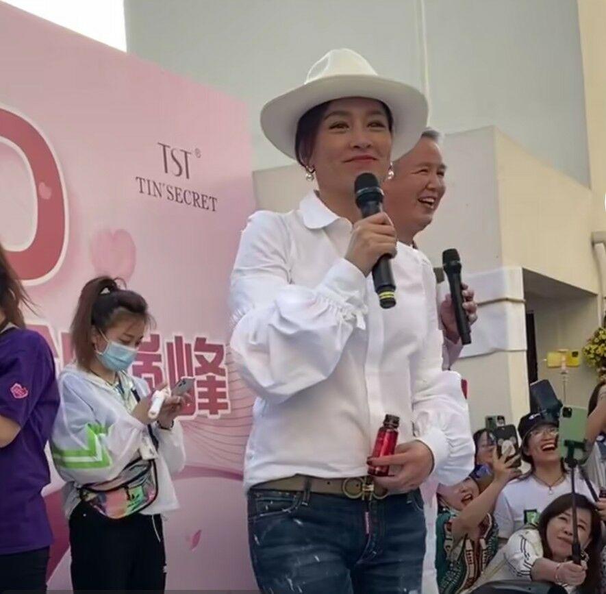 张庭的老公是谁(51岁张庭为60岁老公林瑞阳庆生,大秀恩爱,光脚出席活动太接地气)