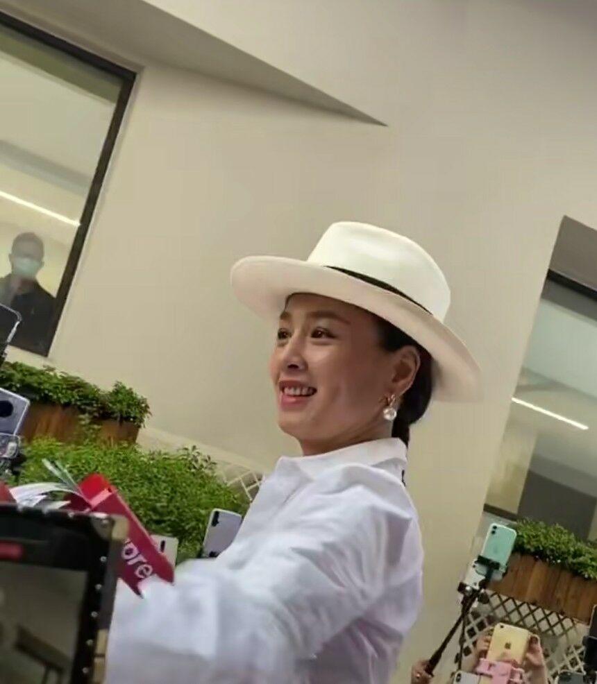 张庭的老公是谁(51岁张庭为60岁老公林瑞阳庆生,大秀恩爱,光脚出席活动太接地气)