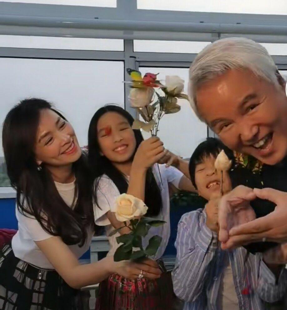 张庭的老公是谁(51岁张庭为60岁老公林瑞阳庆生,大秀恩爱,光脚出席活动太接地气)