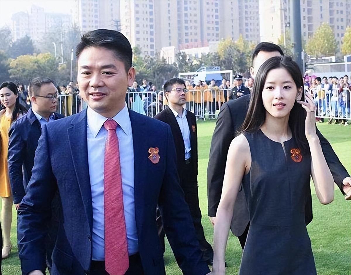 章泽天是谁(章泽天,嫁给刘强东7年,她的聪明让人刮目相看)