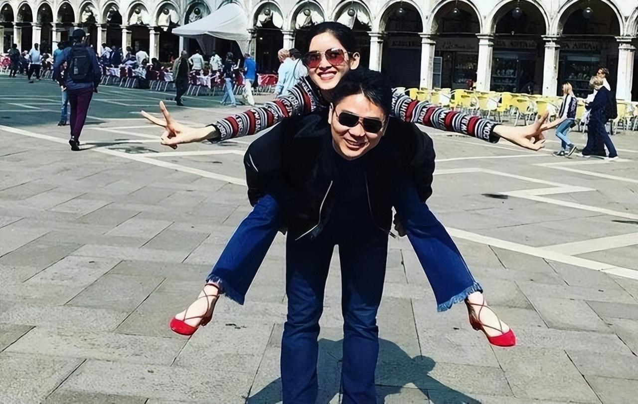 章泽天是谁(章泽天,嫁给刘强东7年,她的聪明让人刮目相看)