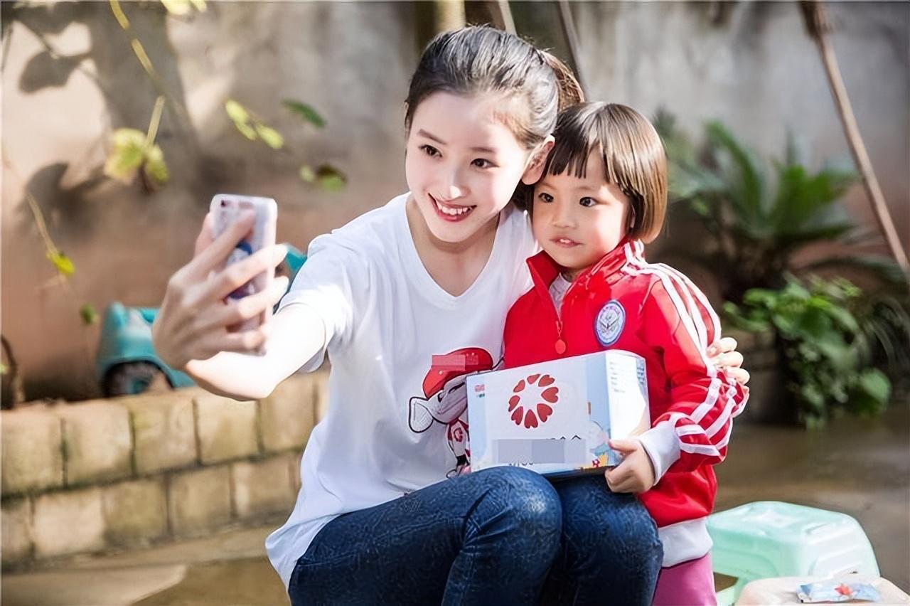 章泽天是谁(章泽天,嫁给刘强东7年,她的聪明让人刮目相看)