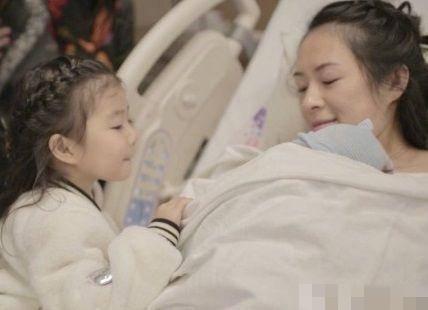 章子怡的老公是谁(章子怡汪峰过二人世界,搭老公肩膀俏皮似小孩,六年生俩娃甜如热恋)