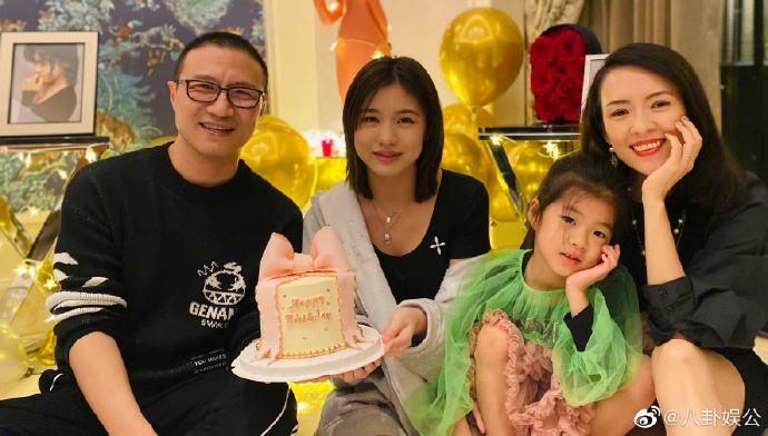 章子怡的老公是谁(章子怡汪峰过二人世界,搭老公肩膀俏皮似小孩,六年生俩娃甜如热恋)