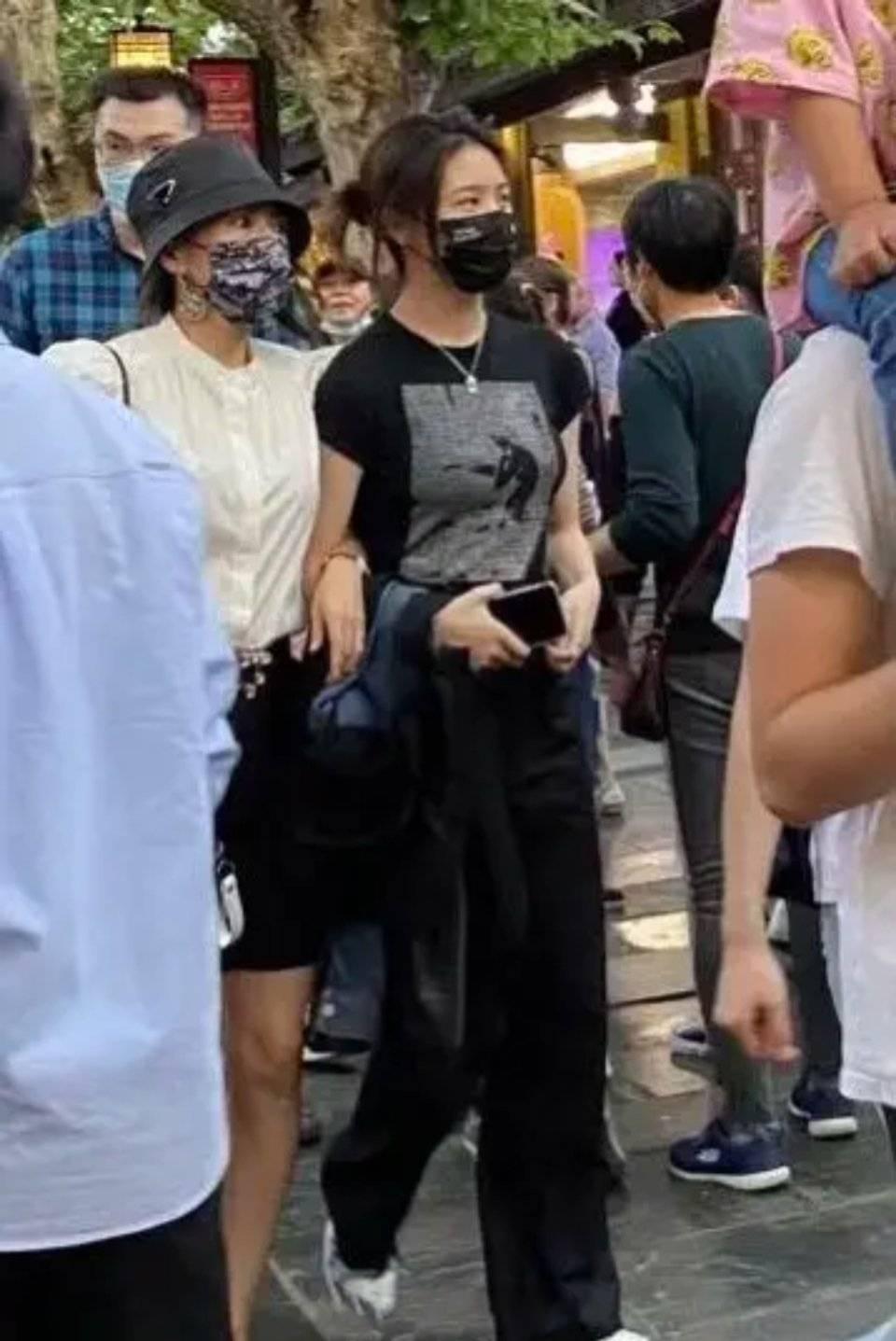 章子怡的老公是谁(章子怡汪峰过二人世界,搭老公肩膀俏皮似小孩,六年生俩娃甜如热恋)