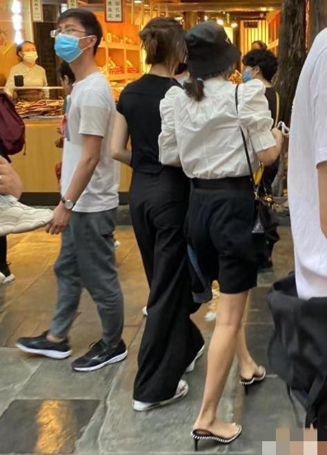 章子怡的老公是谁(章子怡汪峰过二人世界,搭老公肩膀俏皮似小孩,六年生俩娃甜如热恋)