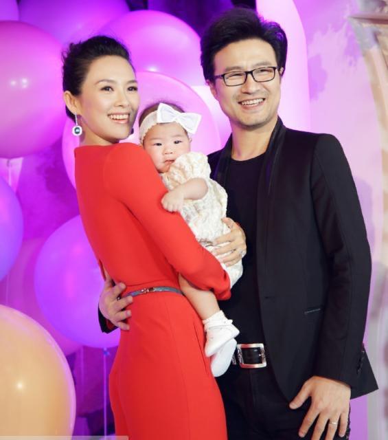 章子怡的老公是谁(章子怡汪峰过二人世界,搭老公肩膀俏皮似小孩,六年生俩娃甜如热恋)