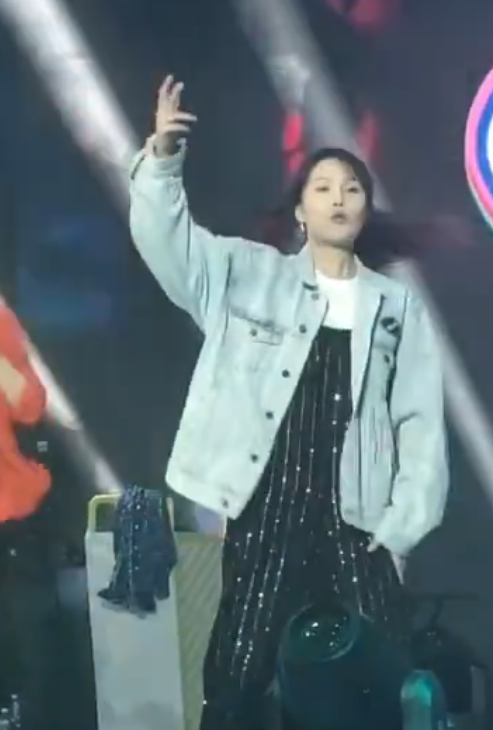 赵本山老婆是谁(赵本山老婆马丽娟罕见现身,身材略发福,打扮素雅仍难掩阔太气质)