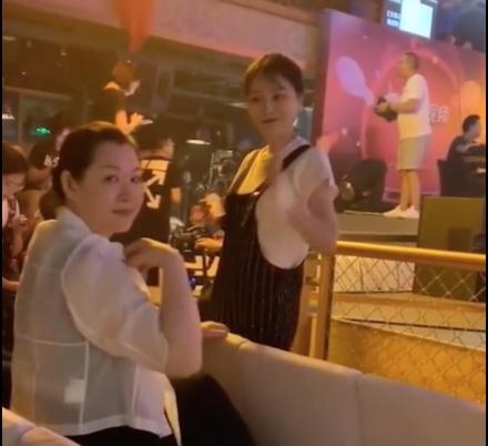 赵本山老婆是谁(赵本山老婆马丽娟罕见现身,身材略发福,打扮素雅仍难掩阔太气质)