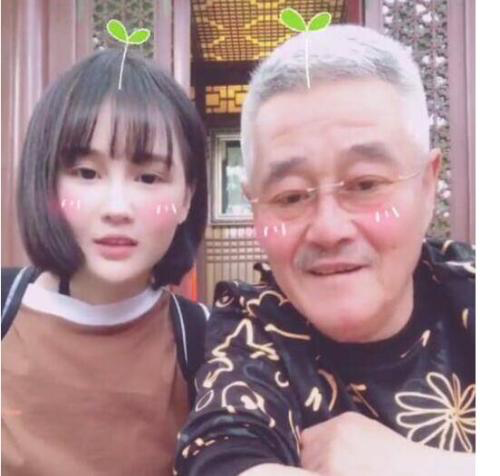 赵本山老婆是谁(赵本山老婆马丽娟罕见现身,身材略发福,打扮素雅仍难掩阔太气质)