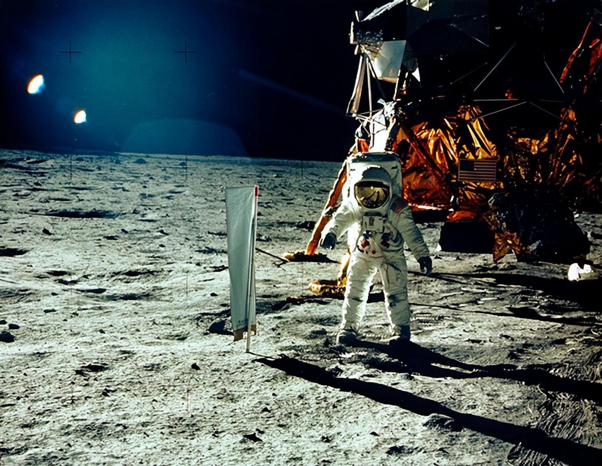 第一个登上月球的人是谁（阿姆斯特朗在月球到底经历了什么？）