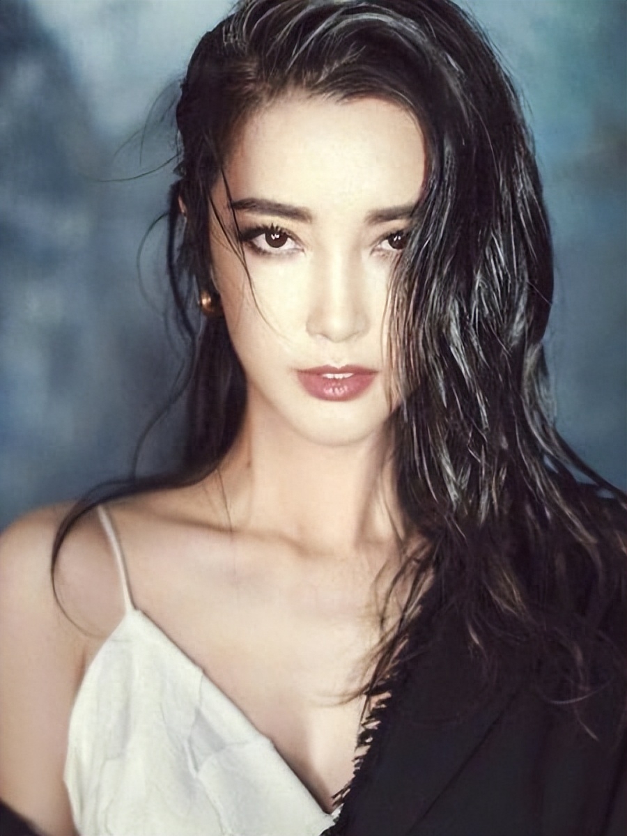 “顶级富婆”李冰冰个人资料:开2900万豪车身家百亿,一部戏片酬达上亿元