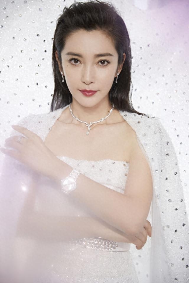 “顶级富婆”李冰冰个人资料:开2900万豪车身家百亿,一部戏片酬达上亿元