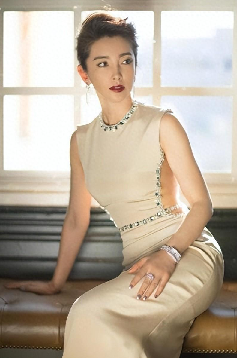 “顶级富婆”李冰冰个人资料:开2900万豪车身家百亿,一部戏片酬达上亿元