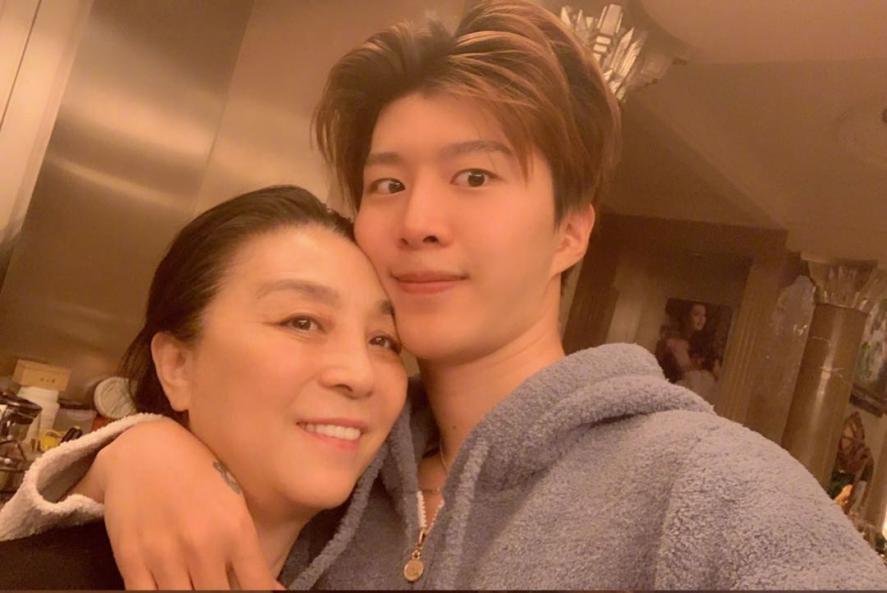 范丞丞的妈妈是谁(范丞丞母亲节晒妈妈美照,长相太相似,是亲生的)