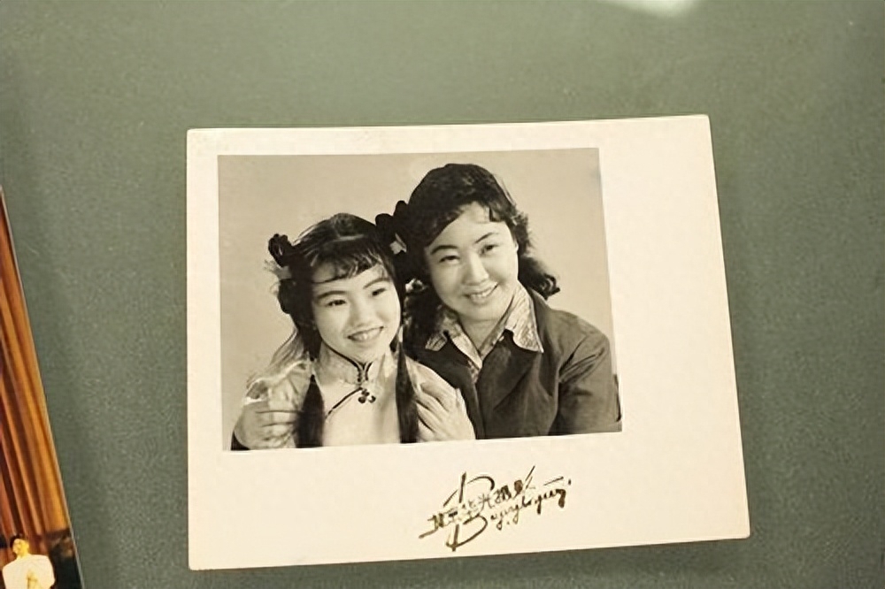 方静个人资料:一生未婚,患癌早逝痛了父母心