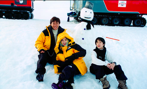 房祖名的妈妈是谁(房祖名一家三口旧照,林凤娇躺成龙身上好浪漫)