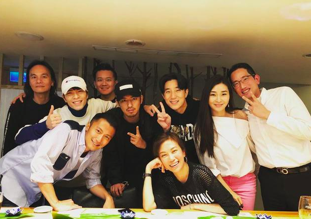 房祖名的妈妈是谁(房祖名一家三口旧照,林凤娇躺成龙身上好浪漫)