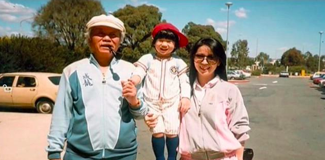 房祖名的妈妈是谁(房祖名一家三口旧照,林凤娇躺成龙身上好浪漫)