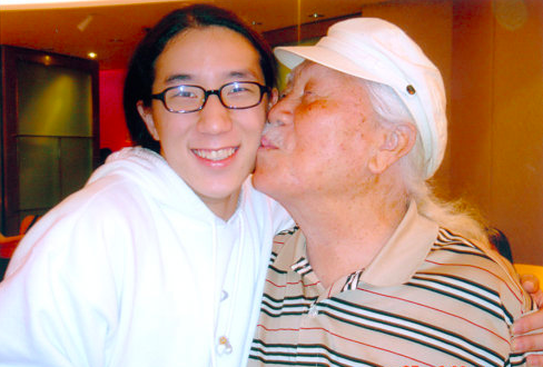 房祖名的妈妈是谁(房祖名一家三口旧照,林凤娇躺成龙身上好浪漫)